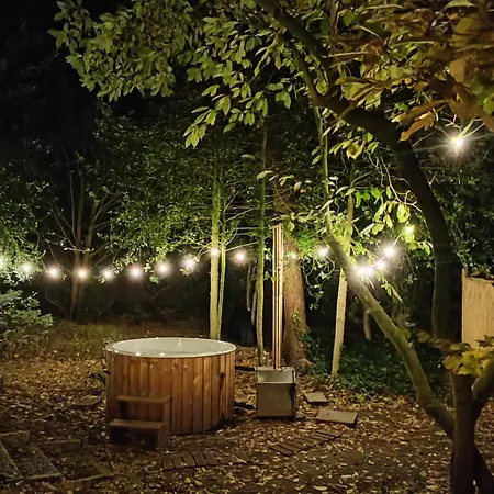 Stylish In The Woods Near National Park With Private Hot Tub Free Wifi And Parking Vakantiehuis